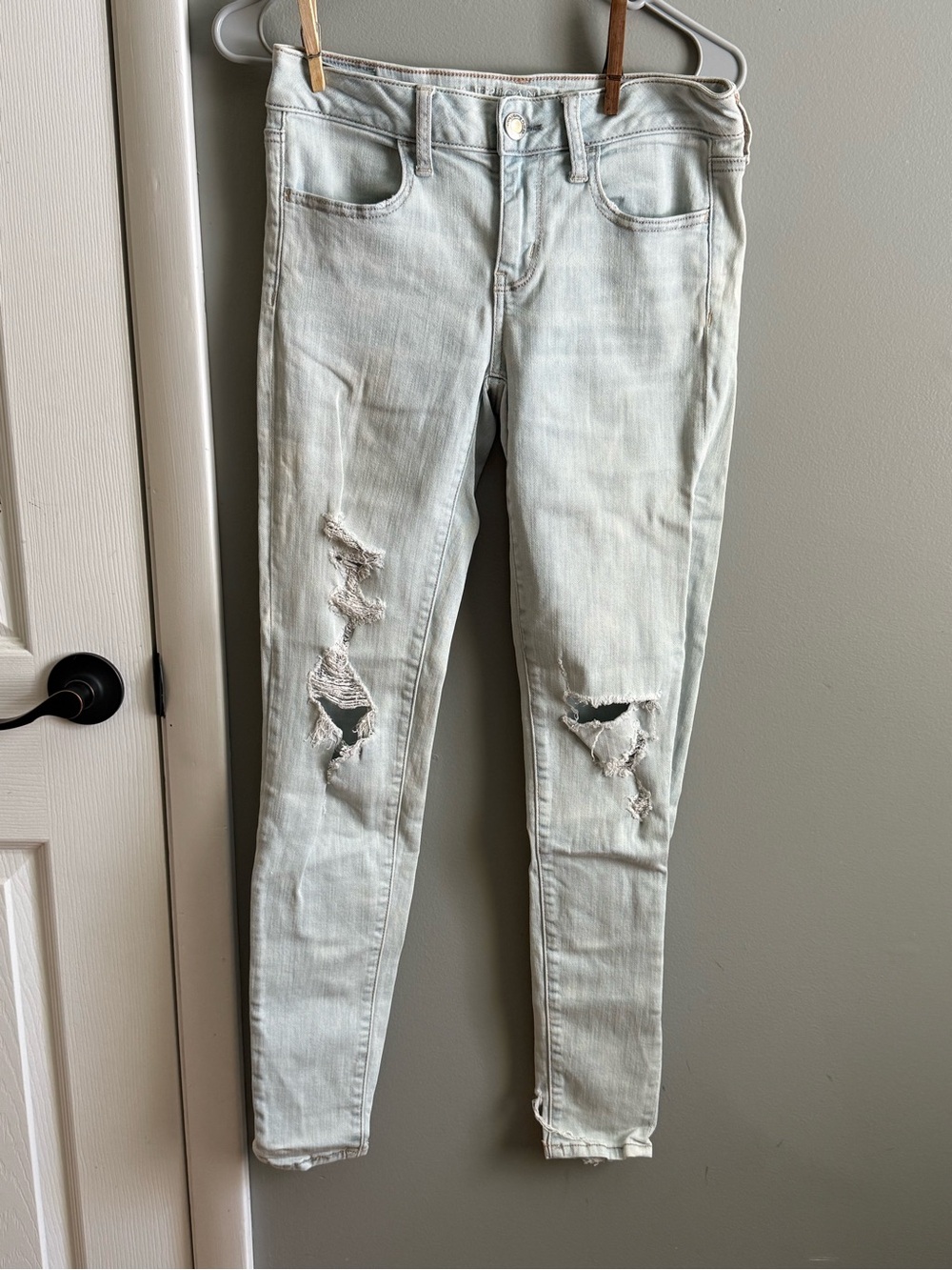 American Eagle Outfitters Light Wash Ripped Skinny Jeans